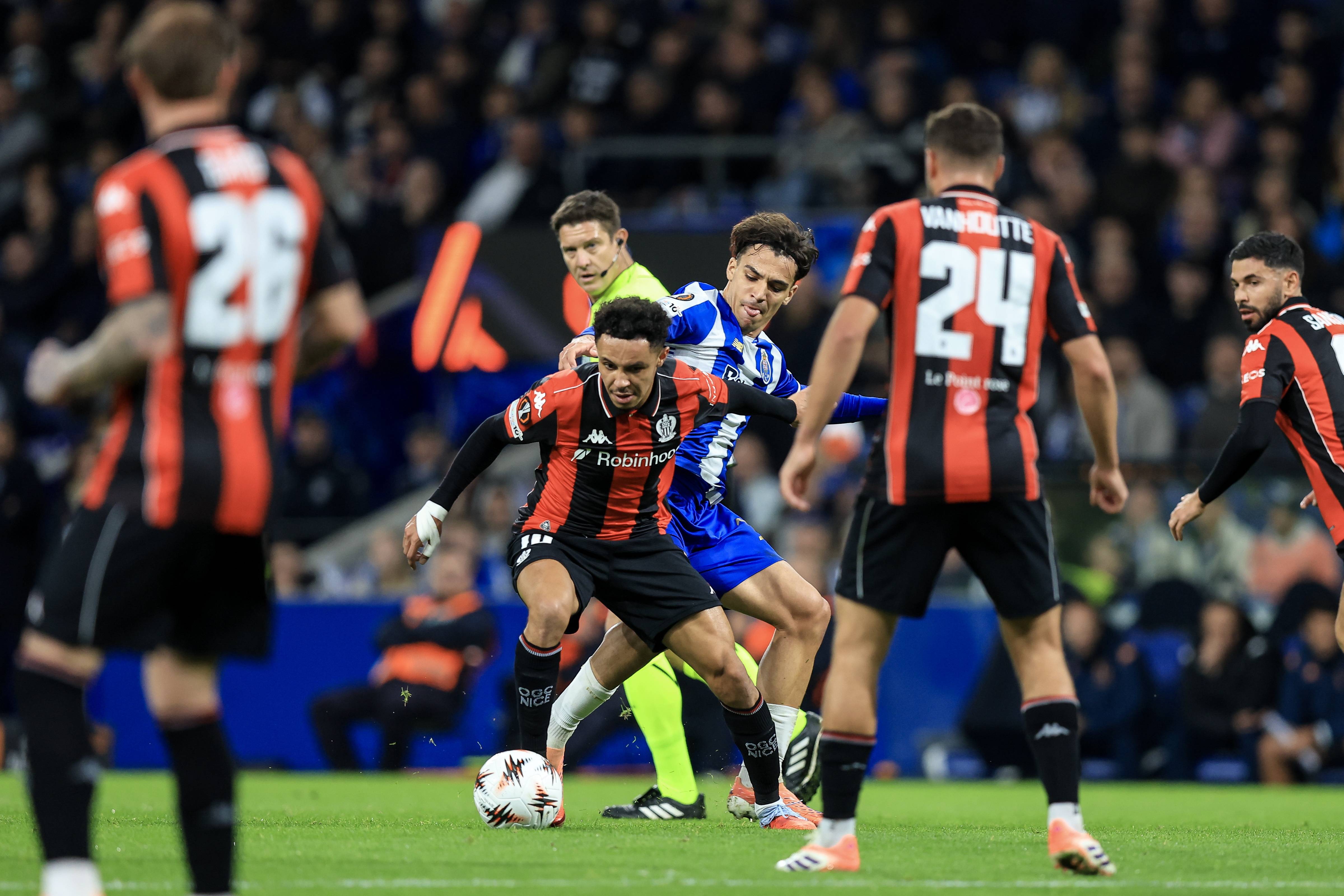 BTi体育-波尔图主帅公开批评球员表现，要求提高素质